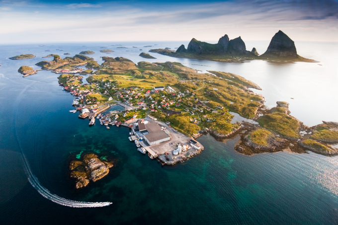 Øygruppa består av 477 øyer, holmer og skjær, men kun noen få av dem er bebodd. Foto: Hans Petter Sørensen / FarOutFocus – Visit Norway